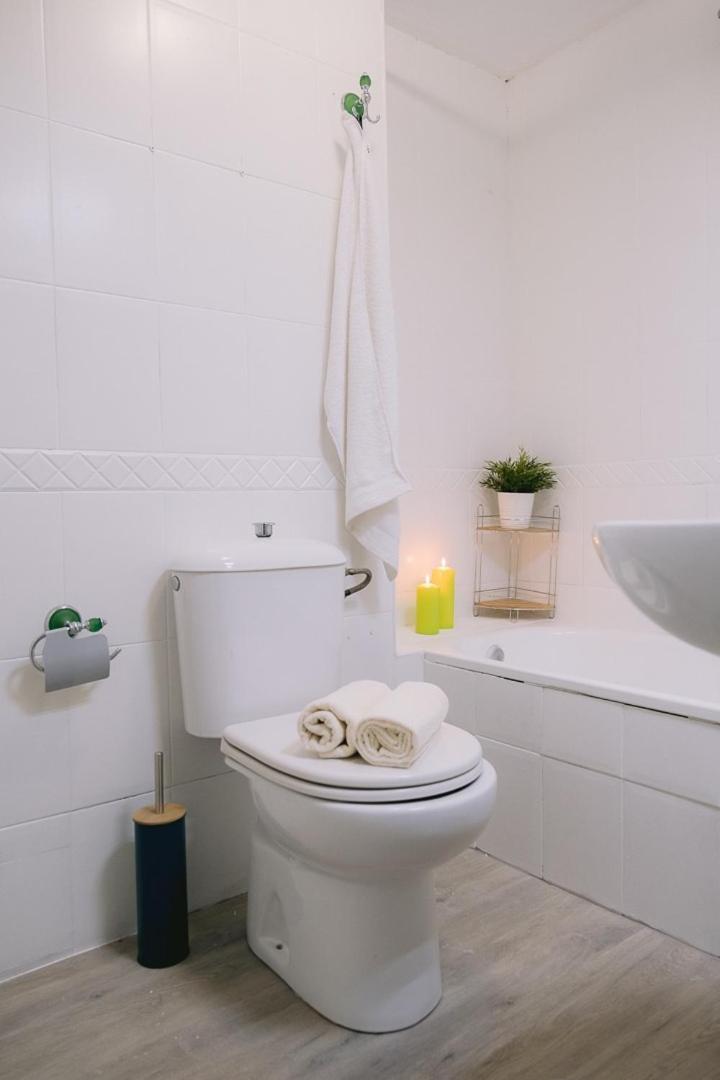 Piso Compartido Delyrent, Renfe Hotel เฮน ภายนอก รูปภาพ