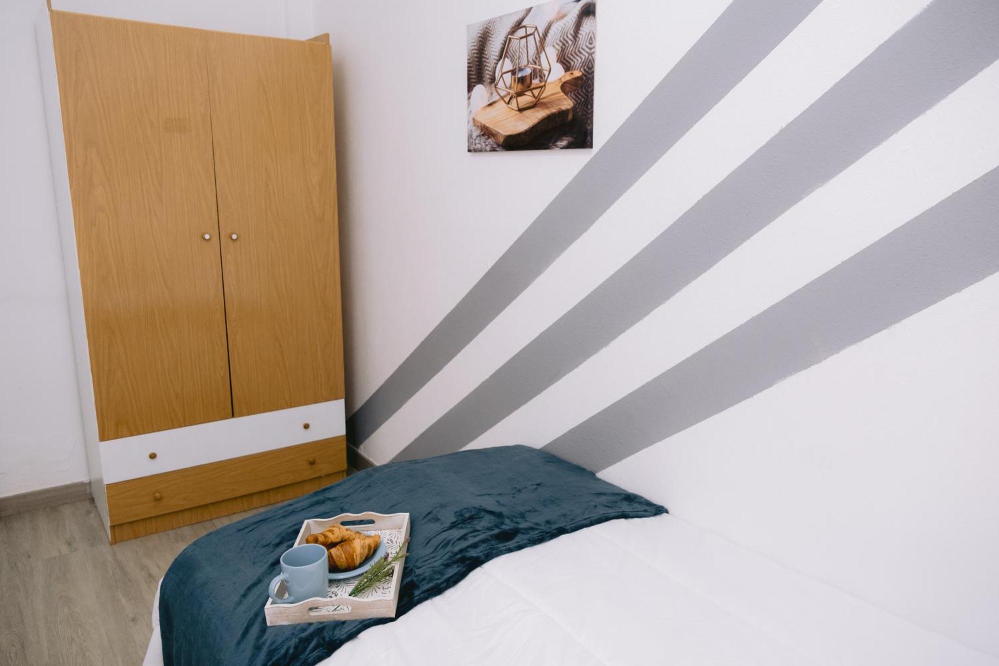 Piso Compartido Delyrent, Renfe Hotel เฮน ภายนอก รูปภาพ