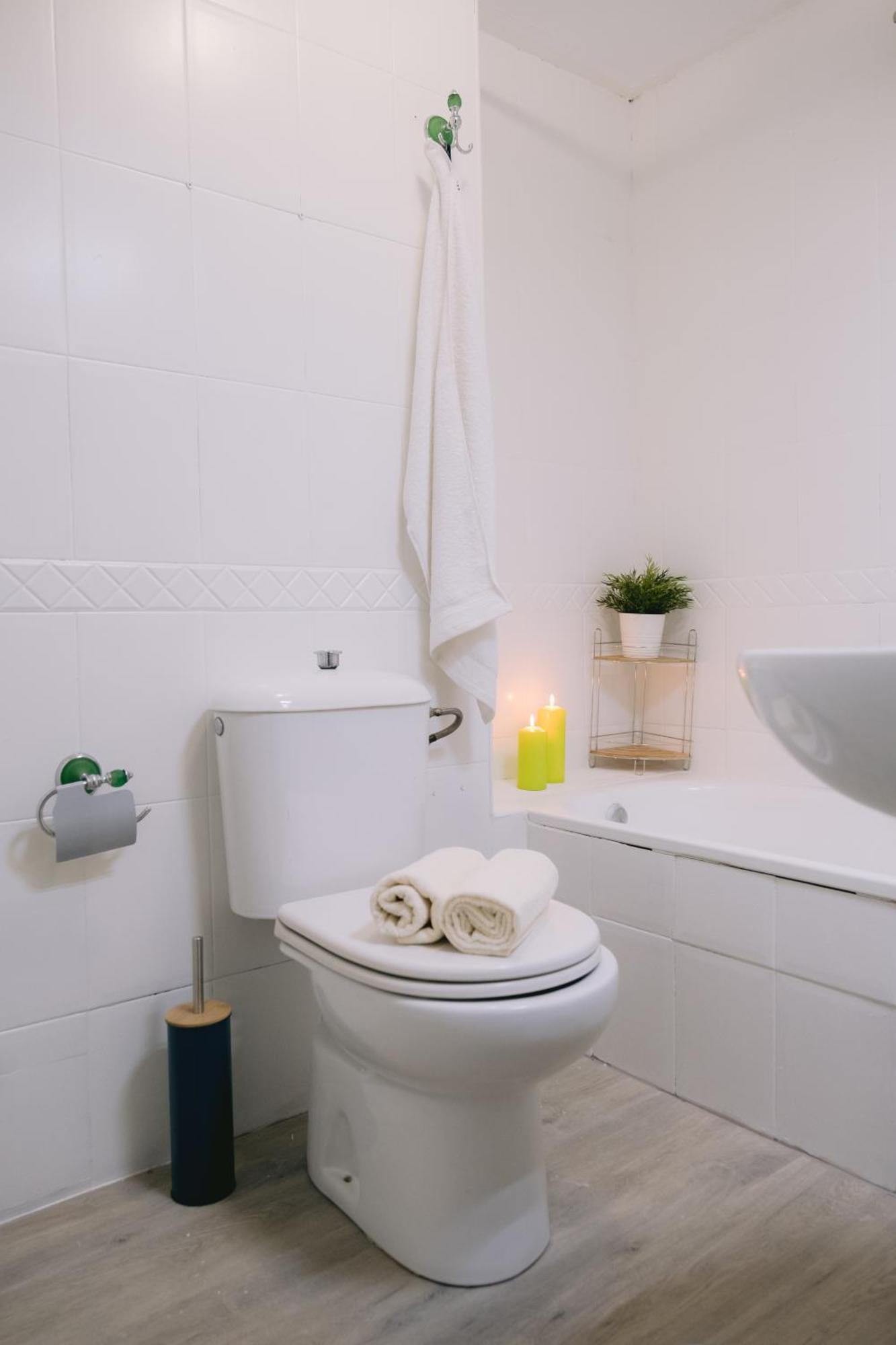 Piso Compartido Delyrent, Renfe Hotel เฮน ภายนอก รูปภาพ